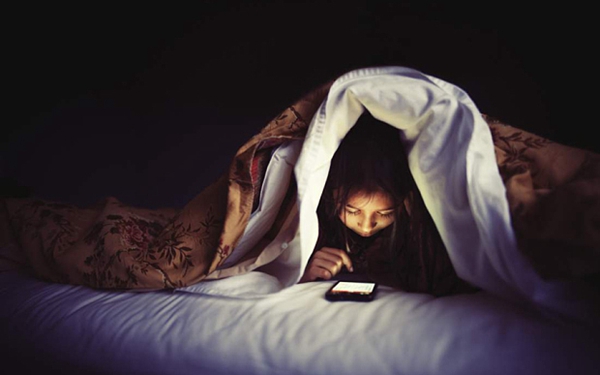 Suggle in Bed Playing Phones
